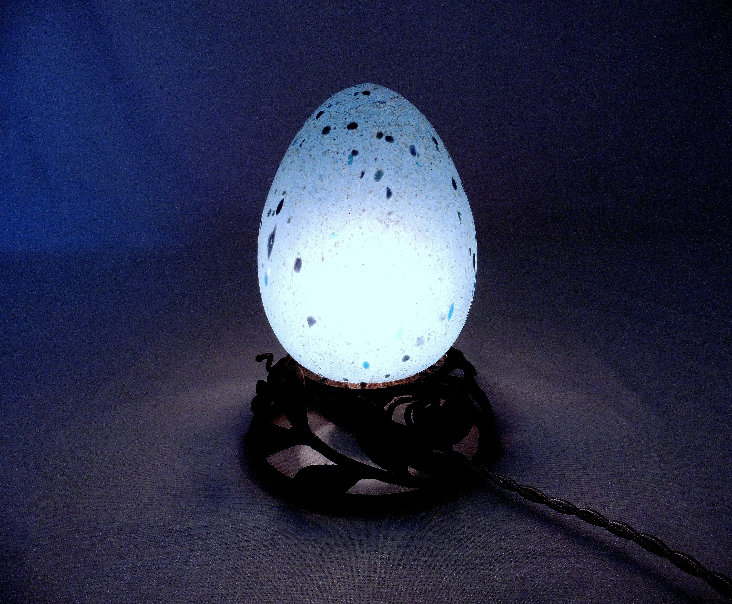 Lampe Veilleuse Art-Nouveau, Pied en Fer Forgé avec Son Abat-Jour Dôme Pâte de Verre d'andré Delatte