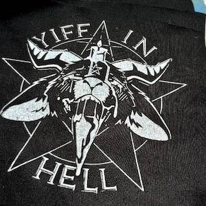 Könnte beinhalten: Schwarzer Patch mit einem weißen Pentagramm und einem Ziegenkopf darin. Der Text "Yiff in Hell" ist um das Pentagramm geschrieben.