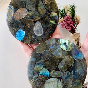 Flashy Labradorite Crystal Coaster: Blue & Pink Meditation Aid