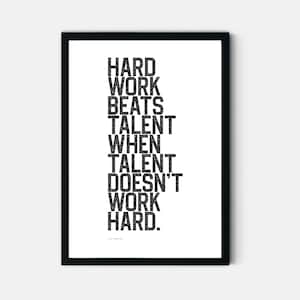 Póster imprimible con una famosa cita inspiradora sobre deportes en blanco y negro para decorar la pared de la habitación de un adolescente, la sala de juegos, la oficina o el gimnasio.