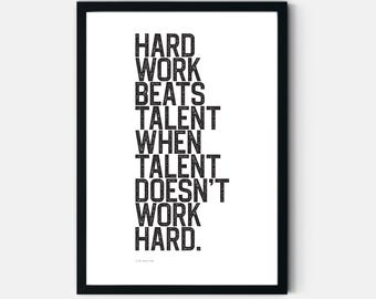 Peut inclure: Une affiche encadrée avec le texte noir Hard Work Beats Talent When Talent Doesn't Work Hard. La typographie est en gras, sans empattement, avec une texture légèrement vieillie. Le cadre est fin et noir, entourant un fond blanc.