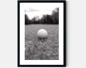 Impresión digital minimalista de pelota de golf en blanco y negro para amantes del golf. Decoración de pared deportiva imprimible.