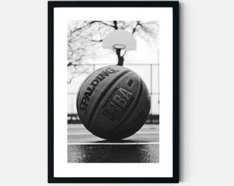Minimalistisk basketbollposter svartvit väggkonst utskrivbar för tonårsrum eller studentrumsinredning