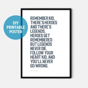 Póster imprimible con cita de Sandlot para la decoración de la habitación de los niños. Arte de pared de béisbol con el dicho "Los héroes son recordados, pero las leyendas nunca mueren" en azul marino