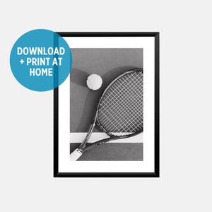 Impresión de arte de pared con fotografía de raqueta de tenis y pelota, póster deportivo imprimible en blanco y negro, descarga digital para decoración de dormitorio de adolescentes y niños