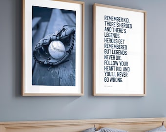 Conjunto de 2 pôsteres azuis-marinhos com frases inspiradoras sobre beisebol, perfeitos para decorar o quarto de um adolescente. Ideal para fãs de beisebol e para quem adora o esporte.