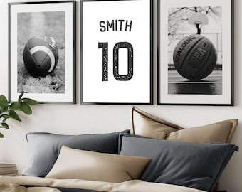 Set di 3 poster personalizzati con nome e numero per calcio e basket, stampe artistiche da parete personalizzabili per l'arredamento di appartamenti universitari, ideali come regalo sportivo per ragazzi.
