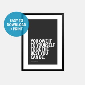 Inspirujący cytat o piłce nożnej w czerni i bieli do pokoju dziecięcego lub pokoju gier. Wydrukuj plakat z inspirującymi słowami dla nastolatków