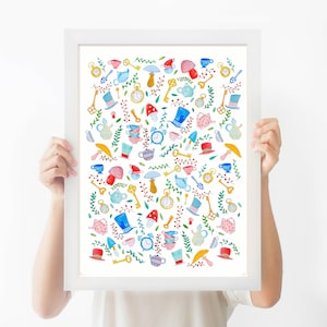 Peut inclure: Une impression encadrée blanche avec une illustration aquarelle colorée de tasses à thé, théières, clés, chapeaux, champignons et autres objets fantaisistes. L'impression est un motif répétitif de ces objets sur un fond blanc.