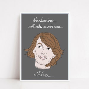 Könnte beinhalten: Ein grauer gerahmter Druck mit einer Schwarzweißillustration einer Person mit braunen Haaren. Der Text "In direzione osstinata e contraria" ist in Weiß über der Illustration geschrieben. Der Text "Faber" ist in Weiß unter der Illustration geschrieben.