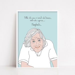 Puede incluir: Una impresión enmarcada con un fondo azul claro que presenta una ilustración de dibujos animados de una mujer con cabello blanco y una camisa blanca. La cita "Nella vita, non c'è niente da temere, solo da capire -  Maghetna" está escrita en cursiva negra.