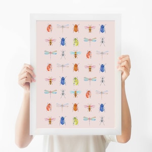 Può includere: Una stampa incorniciata con uno sfondo rosa e un motivo ripetitivo di insetti colorati, tra cui coccinelle, api, libellule e scarabei.