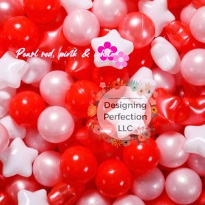 Puede incluir: Primer plano de un mont&oacute;n de bolas de pl&aacute;stico rojas, rosas y blancas y juguetes con forma de estrella. Las bolas son nacaradas y tienen un acabado brillante. El texto "Pearl red, pink & white" es visible en la imagen.