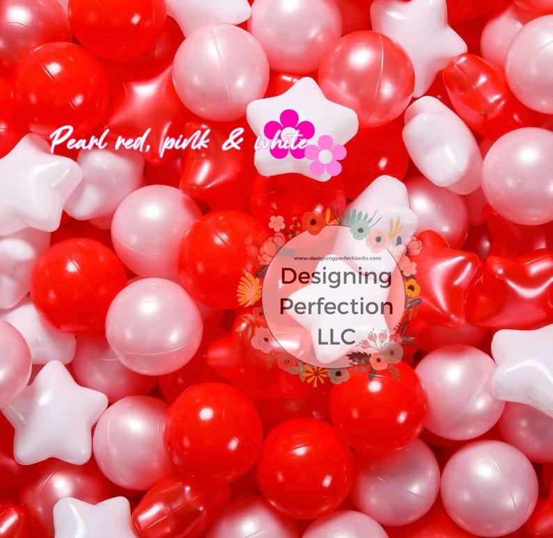Puede incluir: Primer plano de un mont&oacute;n de bolas de pl&aacute;stico rojas, rosas y blancas y juguetes con forma de estrella. Las bolas son nacaradas y tienen un acabado brillante. El texto "Pearl red, pink & white" es visible en la imagen.