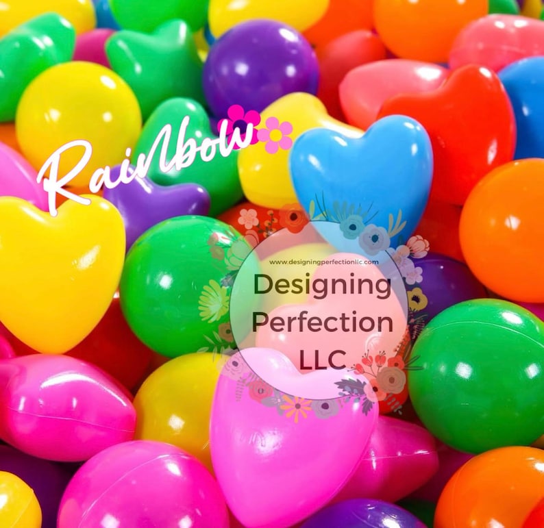 Puede incluir: Un mont&oacute;n grande de bolas de pl&aacute;stico de colores en forma de coraz&oacute;n y redondas. Las bolas son de varios tonos de rojo, naranja, amarillo, verde, azul, morado y rosa. El texto "Rainbow" est&aacute; escrito en blanco sobre una bola amarilla. El texto "Designing Perfection LLC" est&aacute; escrito en blanco sobre un c&iacute;rculo con un dise&ntilde;o floral.