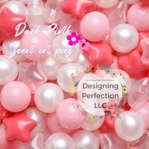 Puede incluir: Una imagen de primer plano de una variedad de bolas y estrellas de pl&aacute;stico rosa y blanco. Las bolas son principalmente blancas con un acabado perlado, y las estrellas son de un rosa m&aacute;s oscuro. El texto "Dark Pink seen in pics" est&aacute; superpuesto en la imagen.