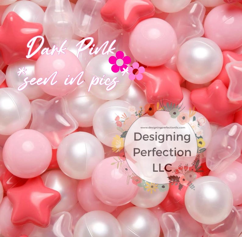 Puede incluir: Una imagen de primer plano de una variedad de bolas y estrellas de pl&aacute;stico rosa y blanco. Las bolas son principalmente blancas con un acabado perlado, y las estrellas son de un rosa m&aacute;s oscuro. El texto "Dark Pink seen in pics" est&aacute; superpuesto en la imagen.