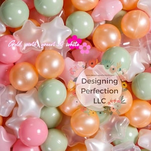 Puede incluir: Una colecci&oacute;n de bolas de pl&aacute;stico de colores pastel y juguetes con forma de estrella en dorado, rosa, verde y blanco. Las bolas y las estrellas est&aacute;n dispuestas en un patr&oacute;n aleatorio y son perfectas para un pozo de juego o una caja sensorial.