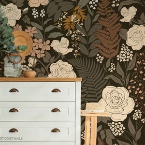 Papier peint vert et blanc de fleurs sauvages fantaisistes / Motif floral dessiné à la main / Mur floral rétro / Papier peint floral bohème
