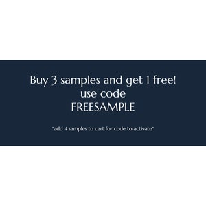 Può includere: Uno striscione blu scuro con testo bianco che recita 'Compra 3 campioni e ricevi 1 gratis! usa il codice FREESAMPLE *aggiungi 4 campioni al carrello per attivare il codice*'