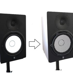 Può includere: Due altoparlanti monitor da studio neri, uno con un cono bianco e l'altro con una copertura a rete nera. Gli altoparlanti sono su supporti neri. Il logo Yamaha è visibile nella parte inferiore dell'altoparlante.