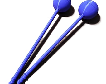 Op de afbeelding: Twee identieke percussiehamers met gladde, levendig blauwe bolvormige koppen bevestigd aan lange, rechte blauwe stelen. De basis van elke steel eindigt in een opvallende, getextureerde handgreep in de vorm van een spiraal of kurkentrekker.