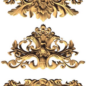 Peut inclure: Trois ornements décoratifs de couleur dorée présentant des motifs en relief complexes. Les deux pièces supérieures affichent des motifs de feuilles d'acanthe symétriques avec des éléments floraux, tandis que la pièce inférieure présente une fleur centrale.