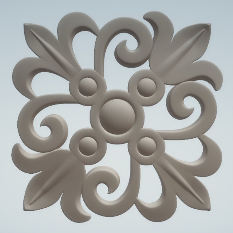 K&ouml;nnte beinhalten: Eine wei&szlig;e, verzierte, dekorative Wandplakette mit einem floralen Design. Die Plakette hat ein erhabenes, dreidimensionales Design mit komplizierten Wirbeln und Kreisen.