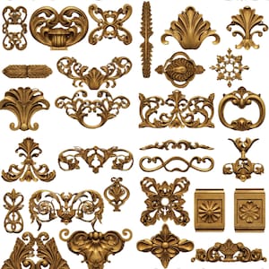 Peut inclure: Une collection d'éléments architecturaux décoratifs dorés et ornés. L'image présente divers motifs, notamment floraux, volutes et symétriques. Ces éléments semblent être coulés ou moulés, avec des détails complexes et une finition métallique.