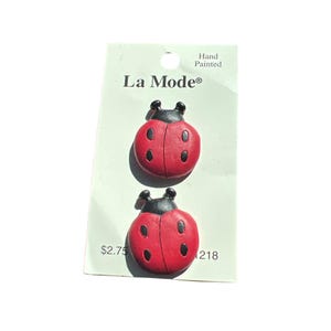 Vintage La Mode 1218 Pintado à Mão Joaninha Botões Vermelho Preto 2 em Cartão Novo