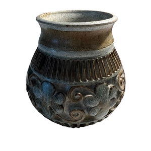 Op de afbeelding: Een decoratieve keramische pot met een bruine en groene glazuur. De pot heeft een rond lichaam met een brede opening en is versierd met reliëf bloemen- en rolontwerpen.