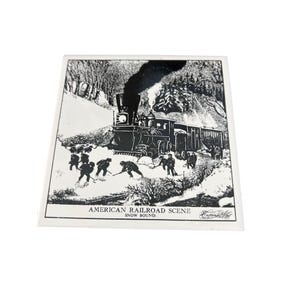 Könnte beinhalten: Schwarzweiß-Illustration eines in den Schnee feststeckenden Dampfloks mit Menschen, die Schnee um sie herum schaufeln. Der Text unter dem Bild lautet "American Railroad Scene, Snow Bound".