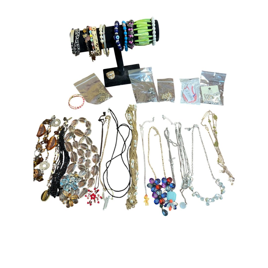 Lot De 422 Bijoux Fantaisie Pour Revendeur - Bracelets, Boucles D'oreilles, Bagues, Colliers