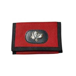Cartera de nailon triple con diseño de perro rojo Mori, con emblema de perro de metal, ventana para identificación, gancho y lazo, nuevo en caja
