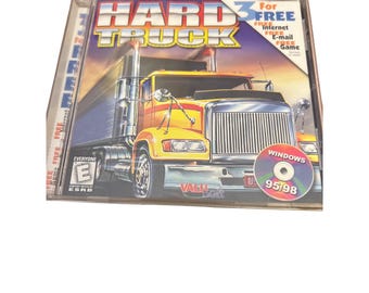 Pode incluir: Uma caixa de jogo de computador para Hard Truck 3, um jogo para Windows 95/98. A caixa apresenta um caminhão semi-reboque amarelo e preto em uma rodovia. O jogo é classificado como E para todos pela ESRB.