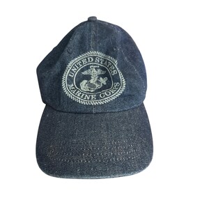 Pode incluir: Um boné de beisebol de brim azul escuro com um emblema bordado branco que diz "United States Marine Corps".