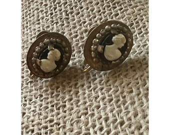 Vintage Cameo screw back earrings gold tone black and white