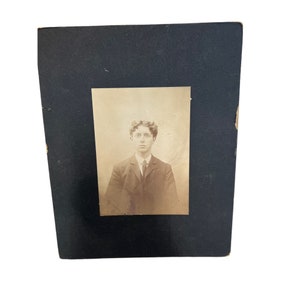 Foto de época de hombre joven traje corbata cartón negro 10 "x 8"