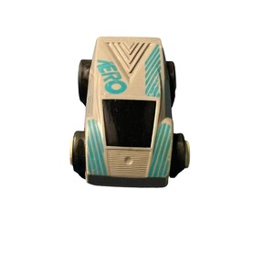 Pode incluir: Um carro de brinquedo cinza com detalhes azuis e a palavra "NERO" impressa no lado.