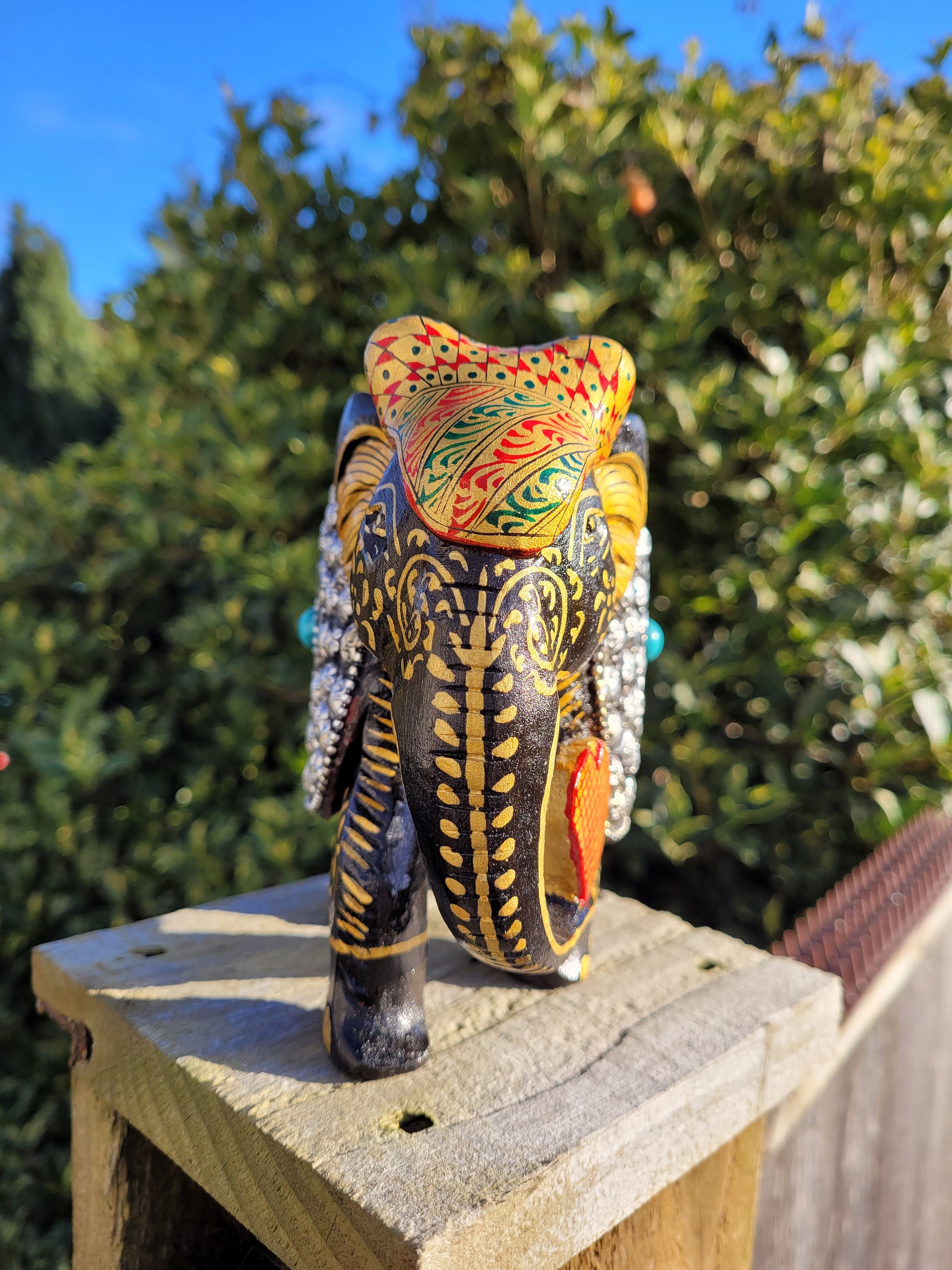Statuetta di elefante in legno intagliato a mano, con proboscide, decorazione rustica portafortuna, regalo di elefante in legno, arte tribale, arte in legno naturale - Italia