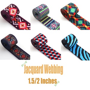 Peut inclure: Six rouleaux de ruban tissé jacquard de 1,5 cm de large. Les rouleaux présentent différents motifs colorés, notamment des motifs géométriques, floraux et animaliers.