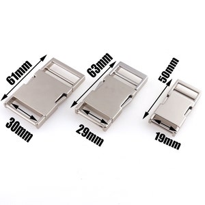 Peut inclure: Trois boucles de déverrouillage latéral en métal argenté de différentes tailles. La plus grande boucle mesure 61 mm sur 30 mm, la boucle du milieu mesure 63 mm sur 29 mm et la plus petite boucle mesure 50 mm sur 19 mm.