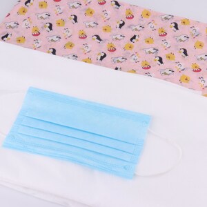 Tela no tejida de 17,8 cm de ancho por metro, patrón de dibujos animados de pájaros de color blanco spunlace para máscaras de niños, tela suave para coser