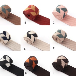 Può includere: Dieci nastri tessuti di diversi colori con un motivo geometrico. Il nastro è disponibile in nero, bianco, marrone, rosso, rosa, verde, beige e arancio.