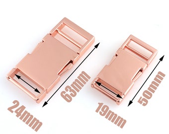 Puede incluir: Dos hebillas deslizantes de metal color oro rosa. La hebilla más grande mide 6,1 cm por 16 cm. La hebilla más pequeña mide 4,8 cm por 12,7 cm.