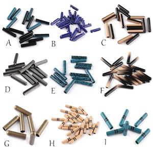 Puede incluir: Surtido de terminales de cordón de metal y plástico en varios colores y patrones, incluyendo negro, azul, marrón, dorado y verde azulado. Los terminales de cordón miden aproximadamente 2,5 cm de largo.