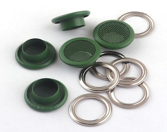 Op de afbeelding: Assortiment van groene metalen oogjes met een gaasontwerp en zilveren metalen oogjes.