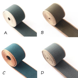 Könnte beinhalten: Vier Rollen Stoffband mit kontrastierendem Besatz. Das Band ist in vier Farben erhältlich: Dunkelgrün, Olivgrün, Türkis und Grau. Jede Rolle ist mit einem Buchstaben gekennzeichnet: A, B, C und D.