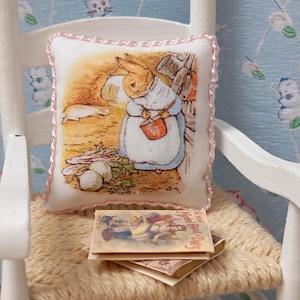 Miniatur Peter Rabbit Kissen, Kissen 1:12, Beatrix Potter, Puppenhaus Miniaturen, kleine Kissen, Puppenhaus Kissen, Kinderzimmer Kissen.