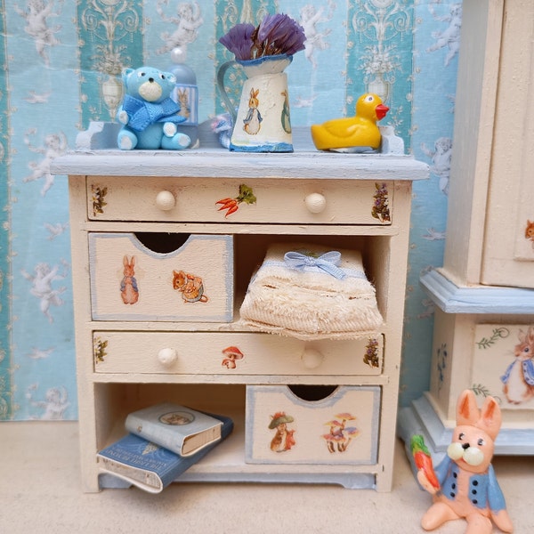 Miniatures de maison de poupée Peter Rabbit. Table à langer 1:12/panier pour bébé/meubles shabby chic./Meubles de chambre de poupée pour maison de poupée. vanité miniature